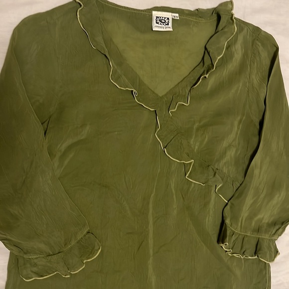 JOHNNY WAS, Ruffled V-NeckLine, 100% Rayon Side Slits Top, Light Olive Green, XS - Picture 5 of 8